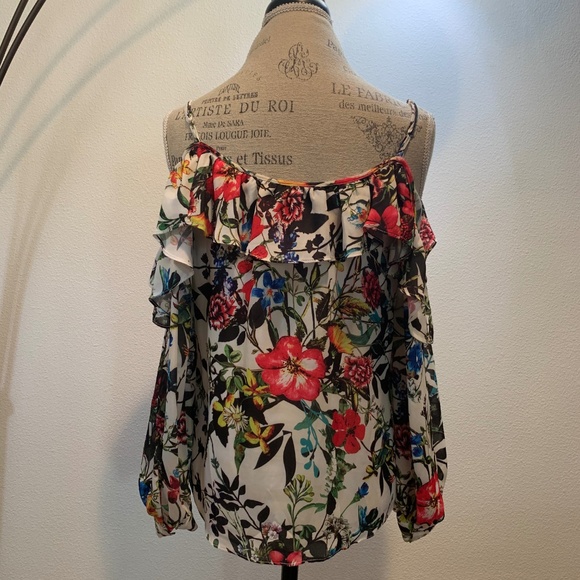 Colorful cold shoulder - Picture 2 of 3